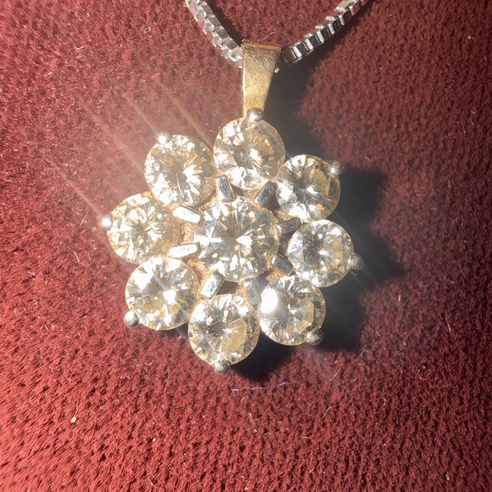 1 Carot 14K Yellow Gold 8-Diamond Flower Cluster Pendant Necklace