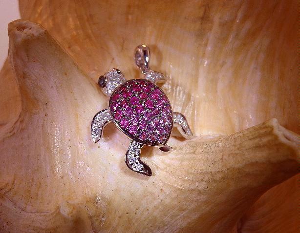 20MM 14K WHITE GOLD 0.87CTS RUBY SAPPHIRE 0.18CT DIAMOND HAWAIIAN TURTLE PENDANT