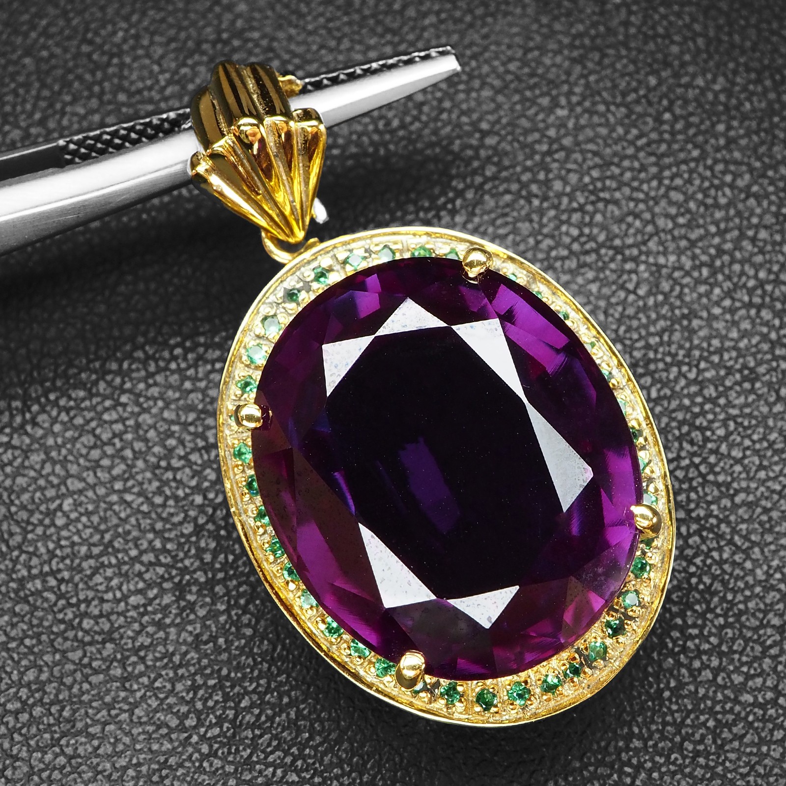 24K Gold 925 Sterling Silver Pendants Glittering Color Changing Sapphire 29.65Ct