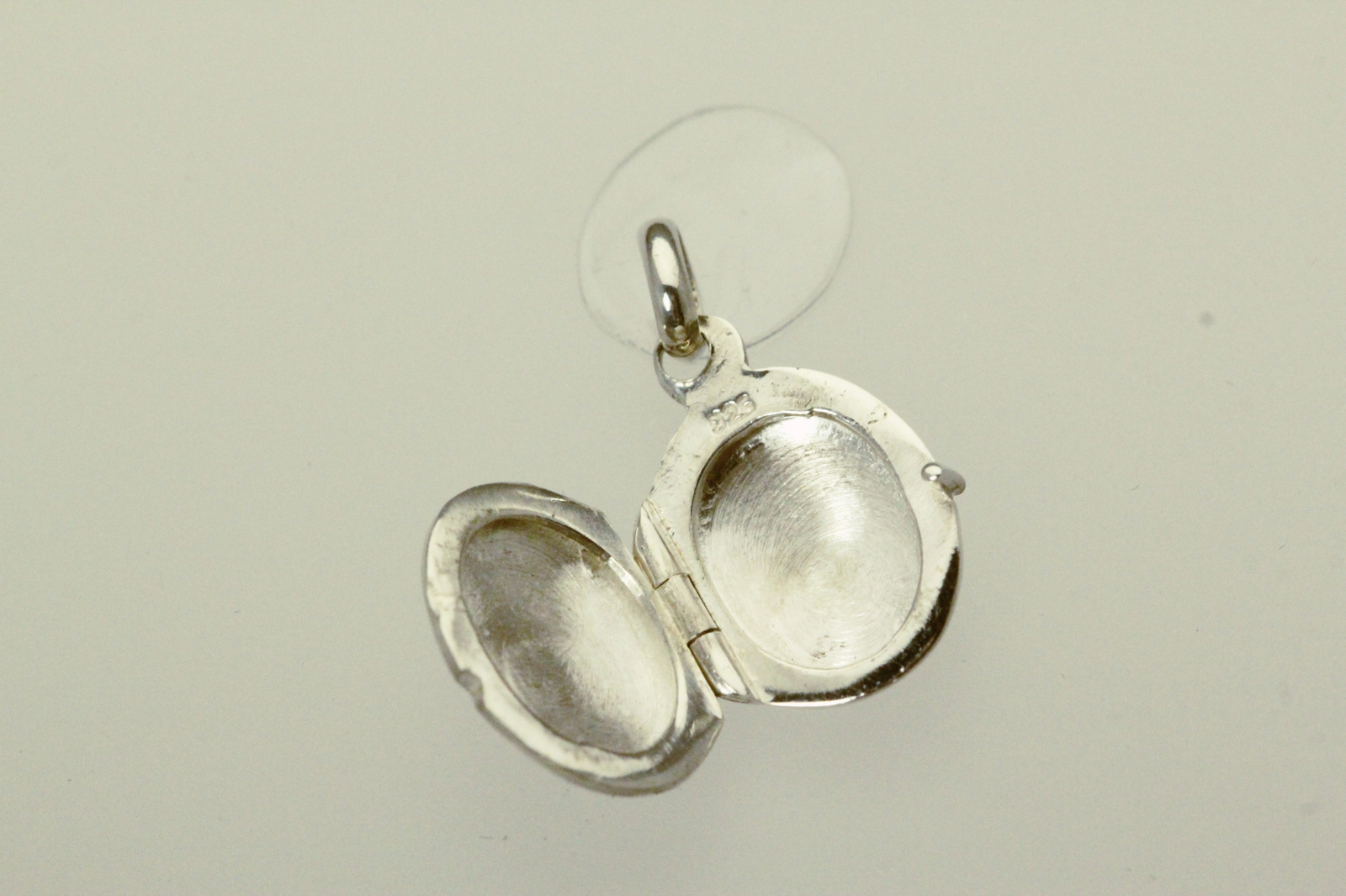 925 Sterling Silver Small Oval Locket 1.6 Grams (PEN9165)
