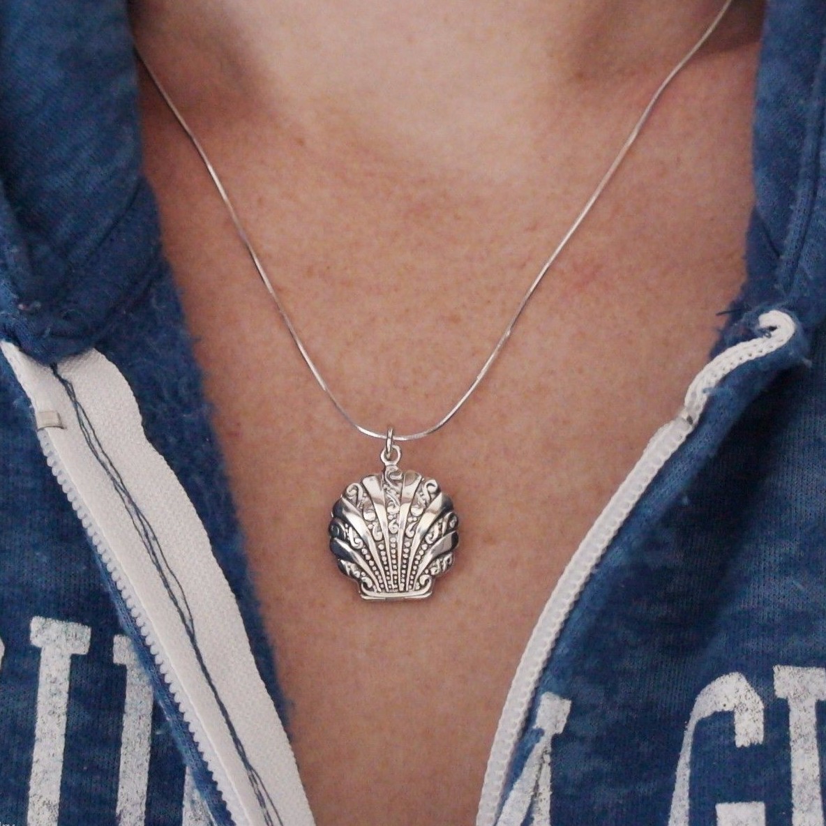Clam Shell Locket Necklace – 925 Sterling Silver – Holds 2 Photos Beach Sea SN