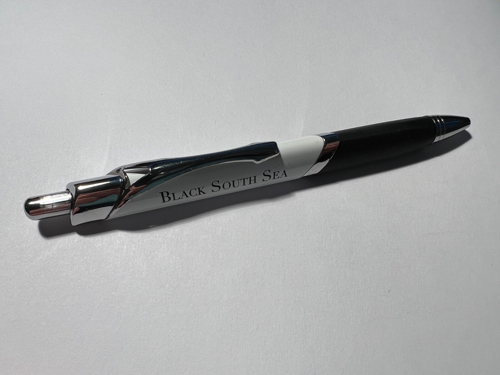 Genuine and Authentic MIKIMOTO White&Black Pen ‘Black South Sea Pearls’ Preowned