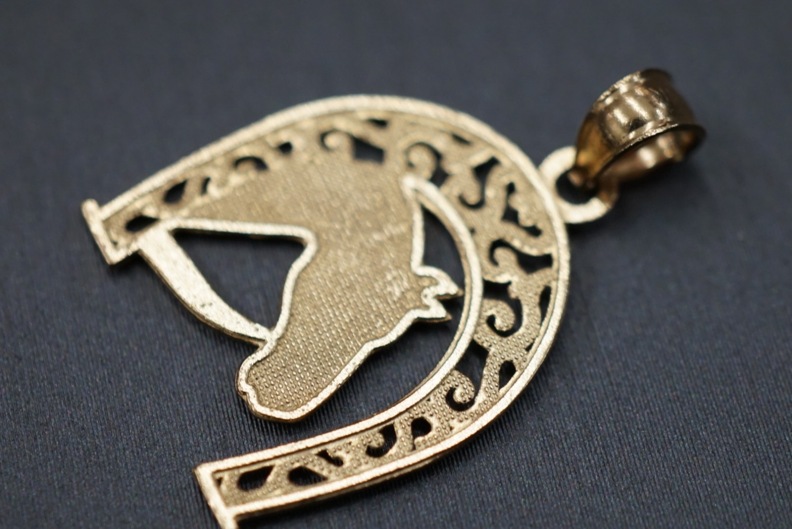 14K Solid Yellow Gold Beautiful Horseshoe Pendant.