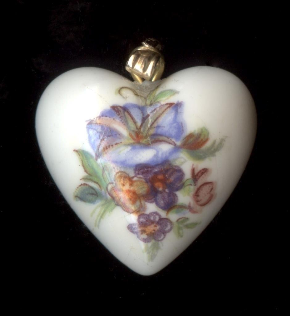 14K 1.81 Gram Solid Yellow Gold Heart Plastic Resin Flower Painted Pendant zv