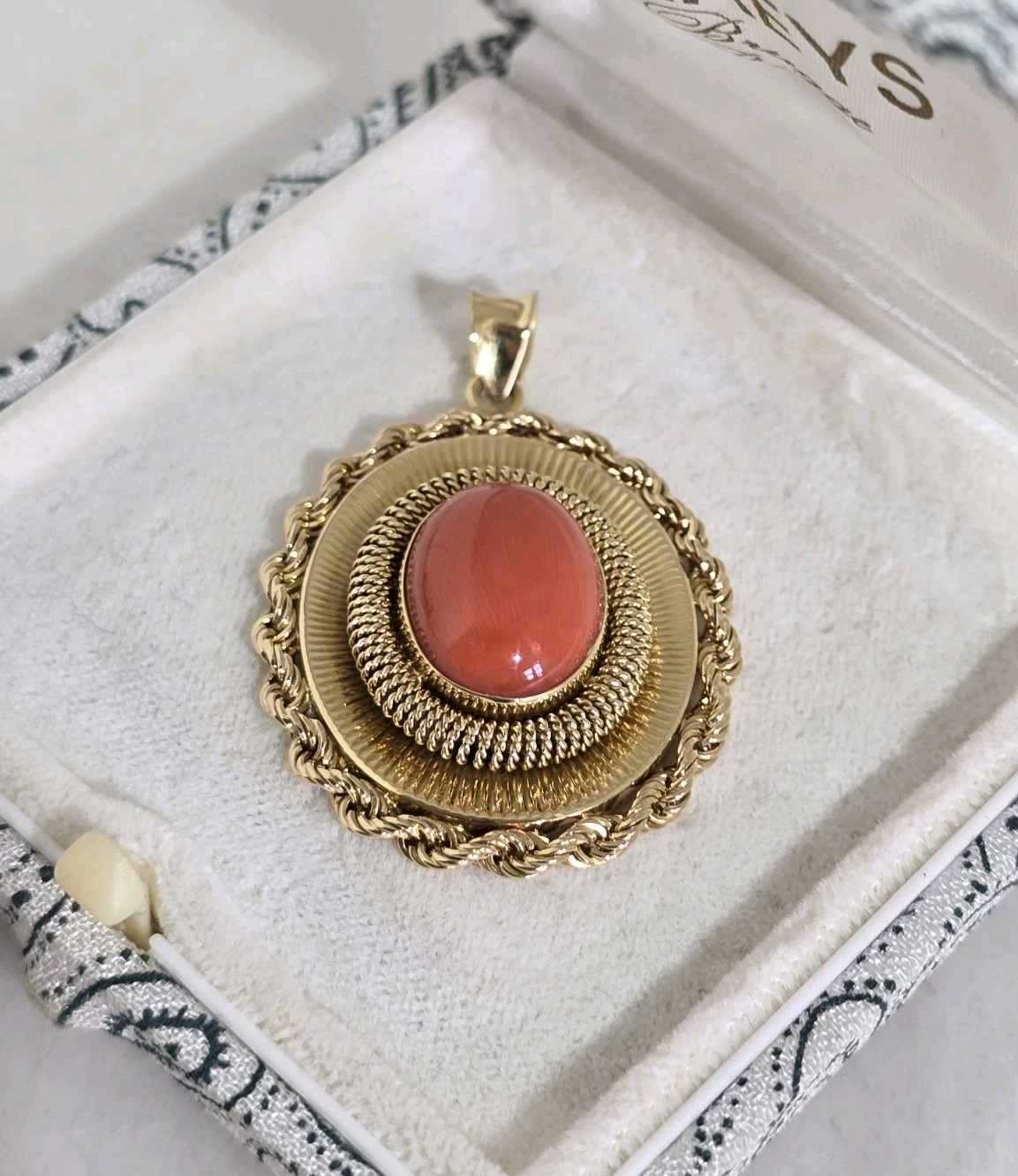 18ct Yellow Gold Pendant. Set with Coral Cabochon. Sheffield .750 ( 18ct )