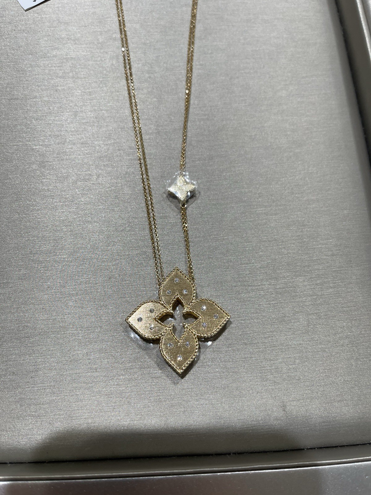 ROBERTO COIN 18K Yellow Gold Venetian Princess Diamond Pendant Necklace.