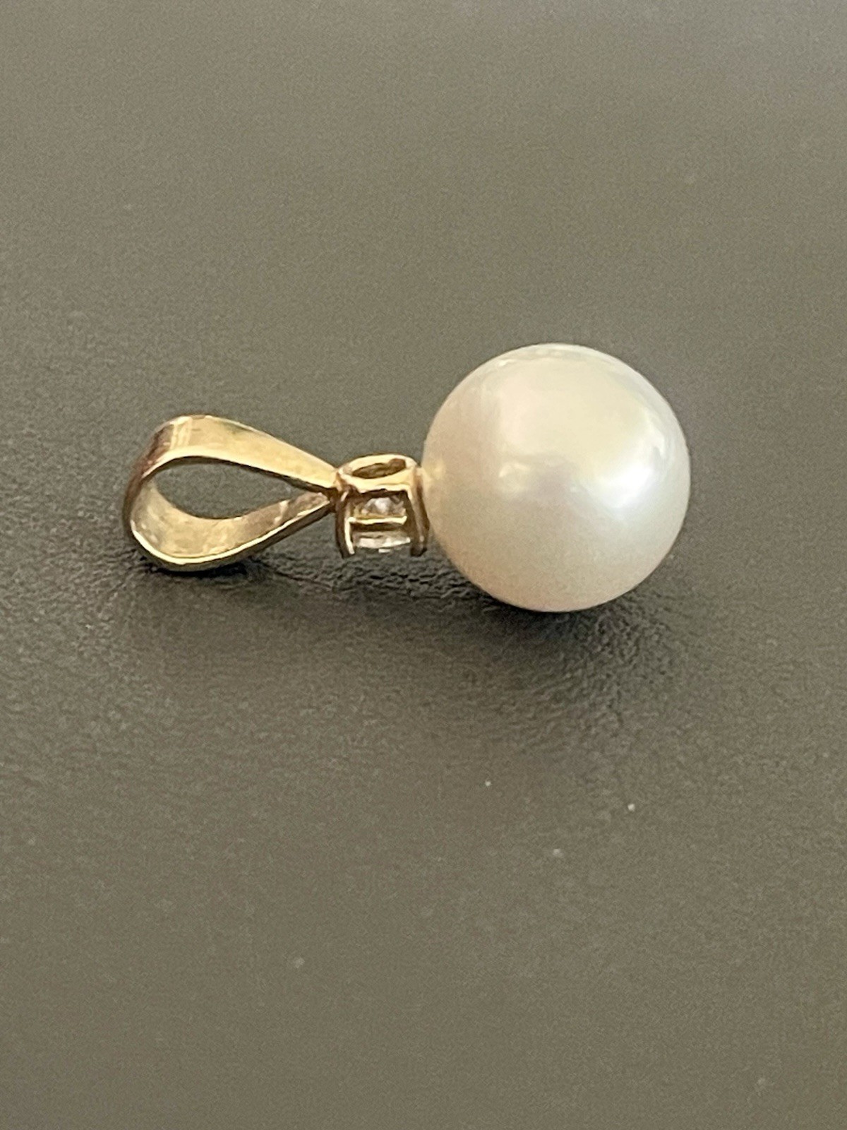 14KT Yellow Gold 10.55mm Pearl & 0.20CT Diamond Pendant (K152)