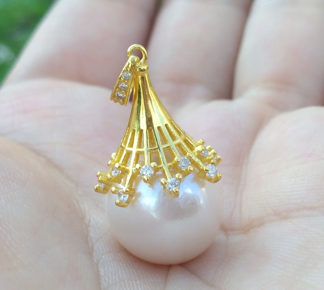 Beautiful Design Gorgeous 13-12mm South Sea Round White Pearl Pendant 14K Gold P