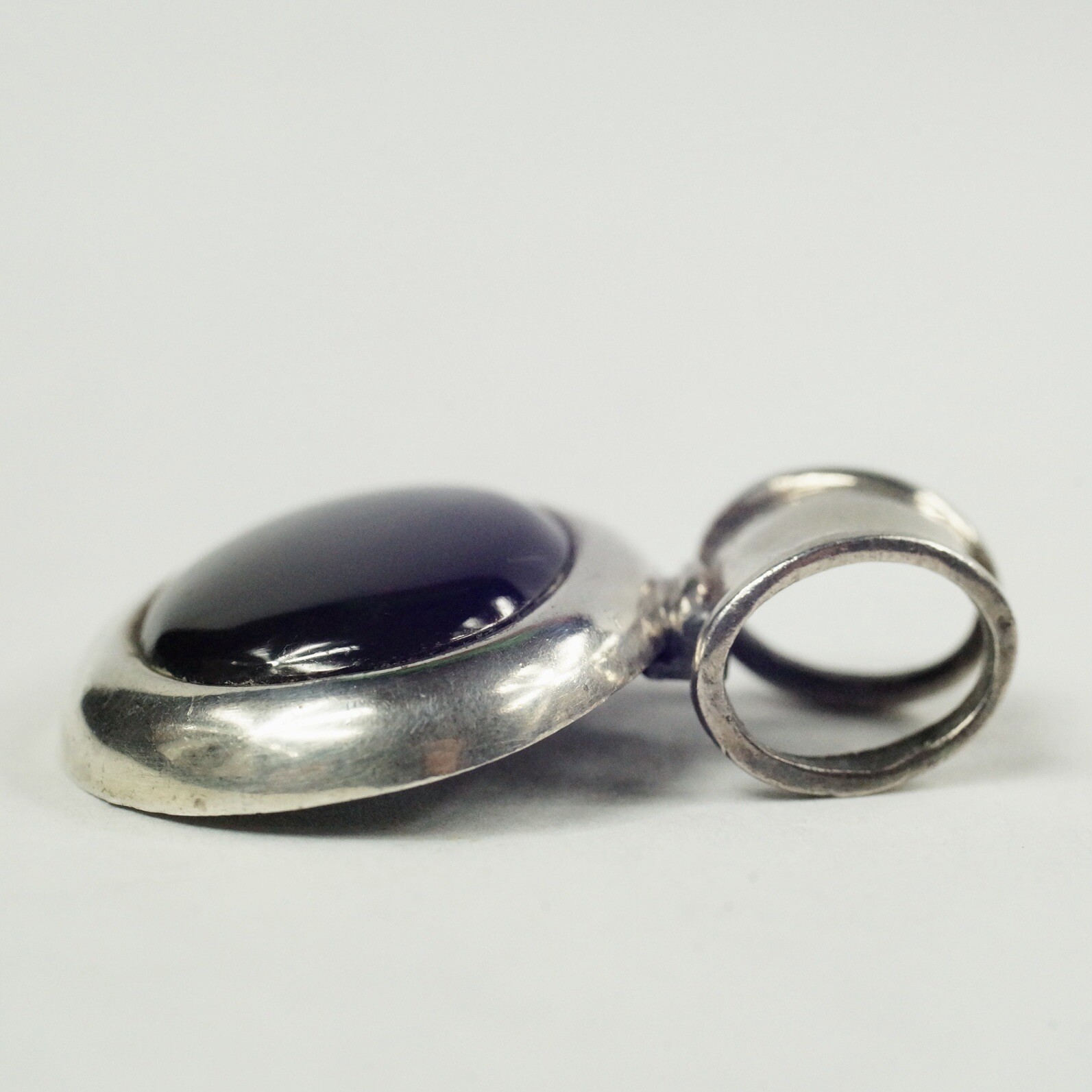 sterling silver black resin or plastic cabochon oval pendant Thailand