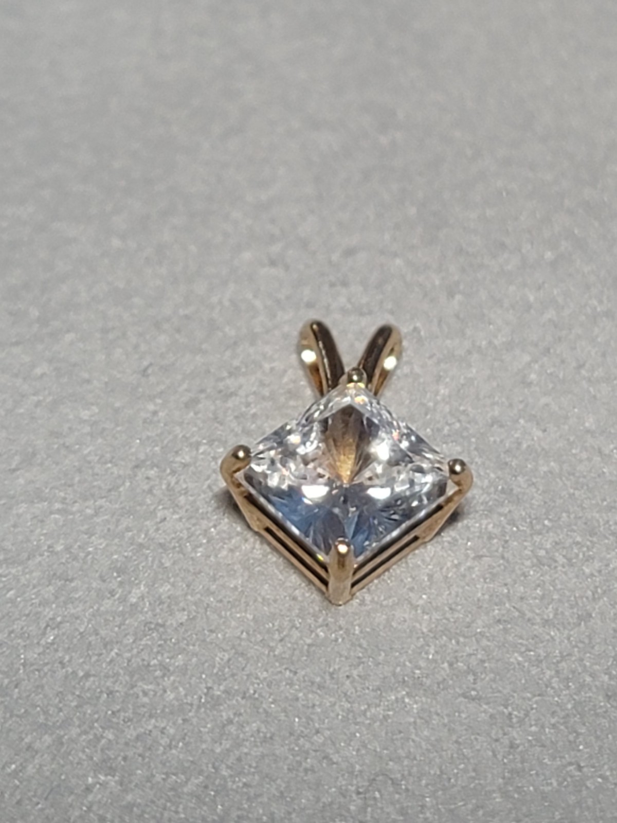 10k CZ Yellow Gold Pendant 1.17 grams