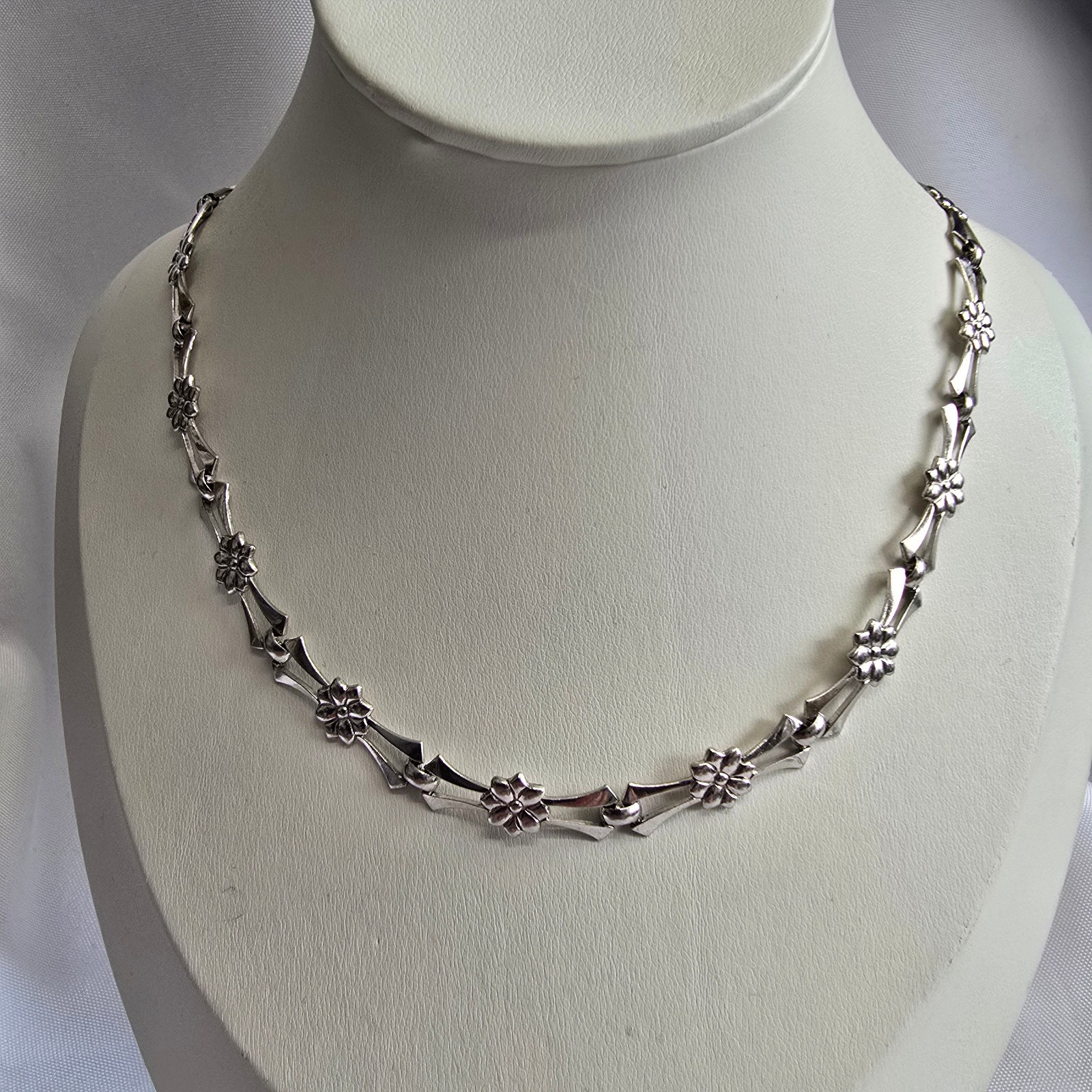 Sterling Silver Floral Necklace 14.53g Fine Jewelry 15″ Chain Flower Choker