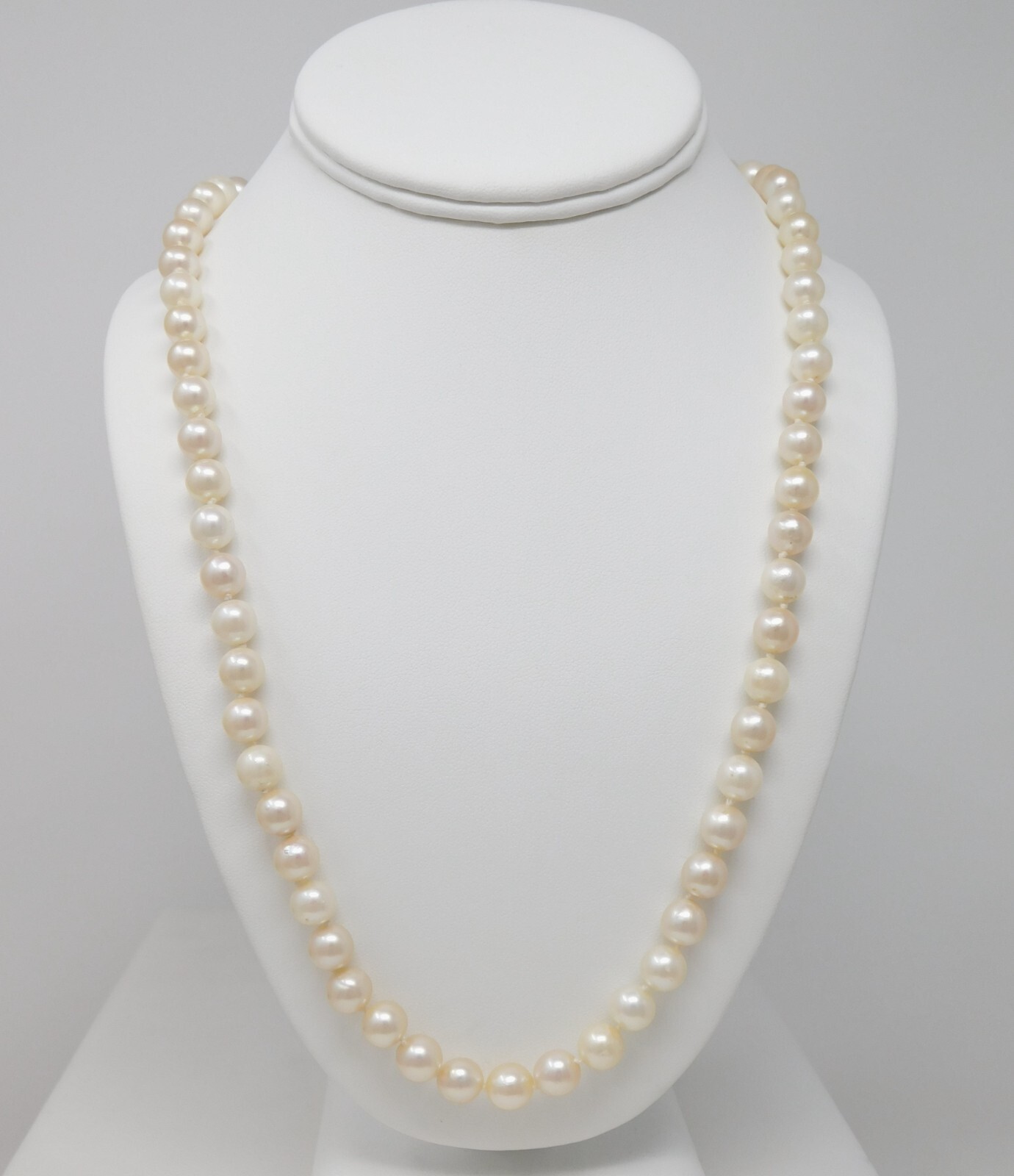 8 mm-8.5 mm Strand Cultured Pearls 18 kt Yellow Gold Clasp Necklace 24.5″ B4496