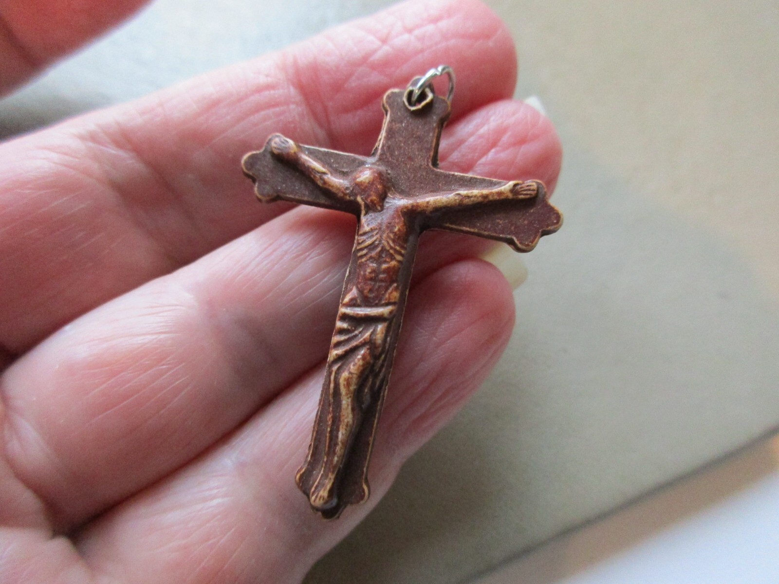 VINTAGE BROWN PLASTIC DOUBLE SIDED CRUCIFIX CROSS FOB CHARM PENDANT NECKLACE UK