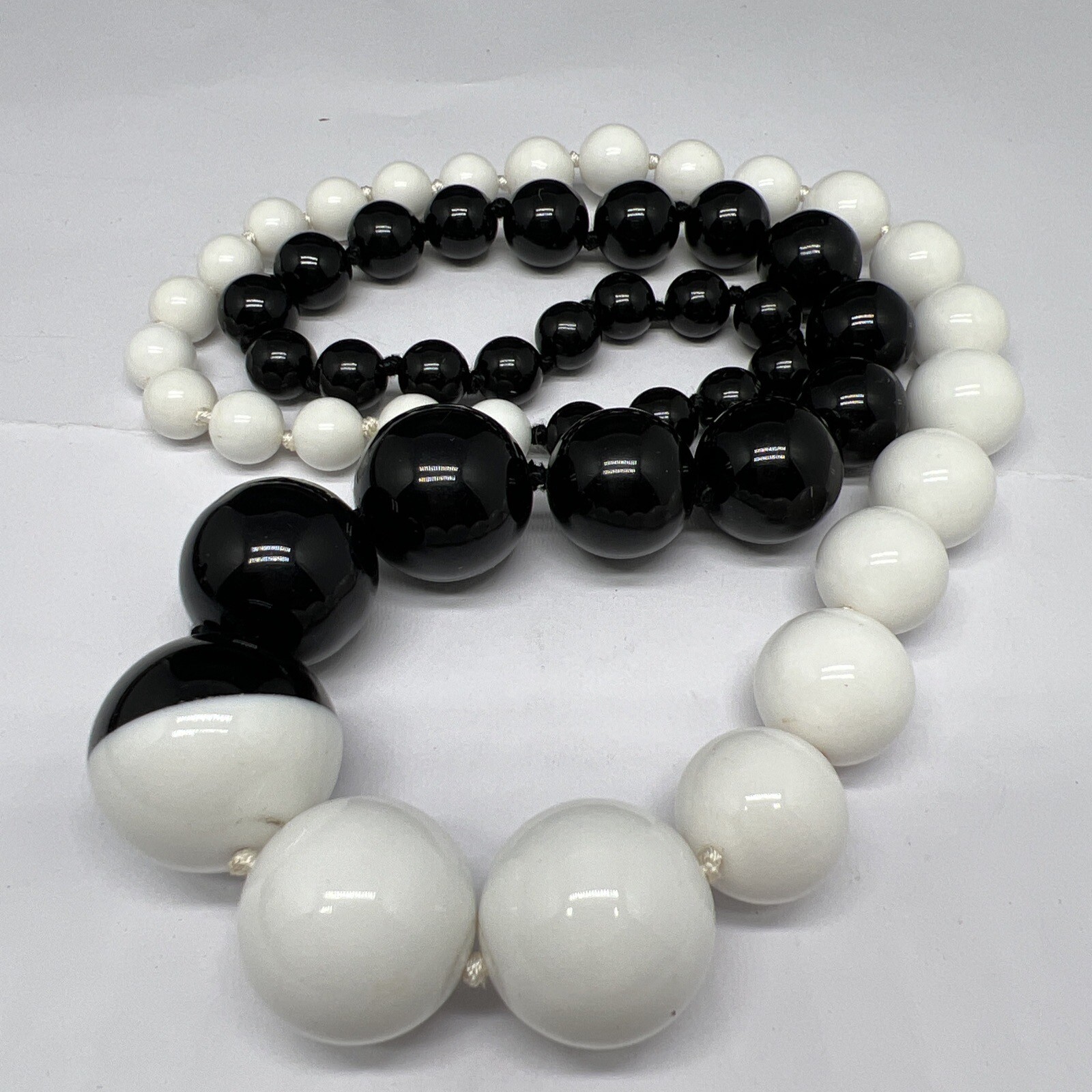 Black And White Lucite Plastic Beaded 30” Necklace 6566