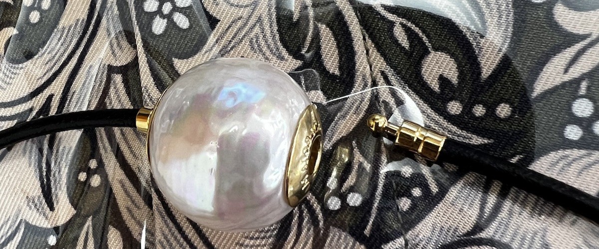 Majorica Zindis Gold Plated 18mm Pearl Pendant Plugs in 15″ Black Leather Cord