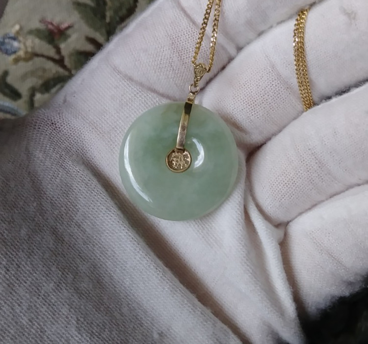 10k light green jade Chinese character blessings circle pendent