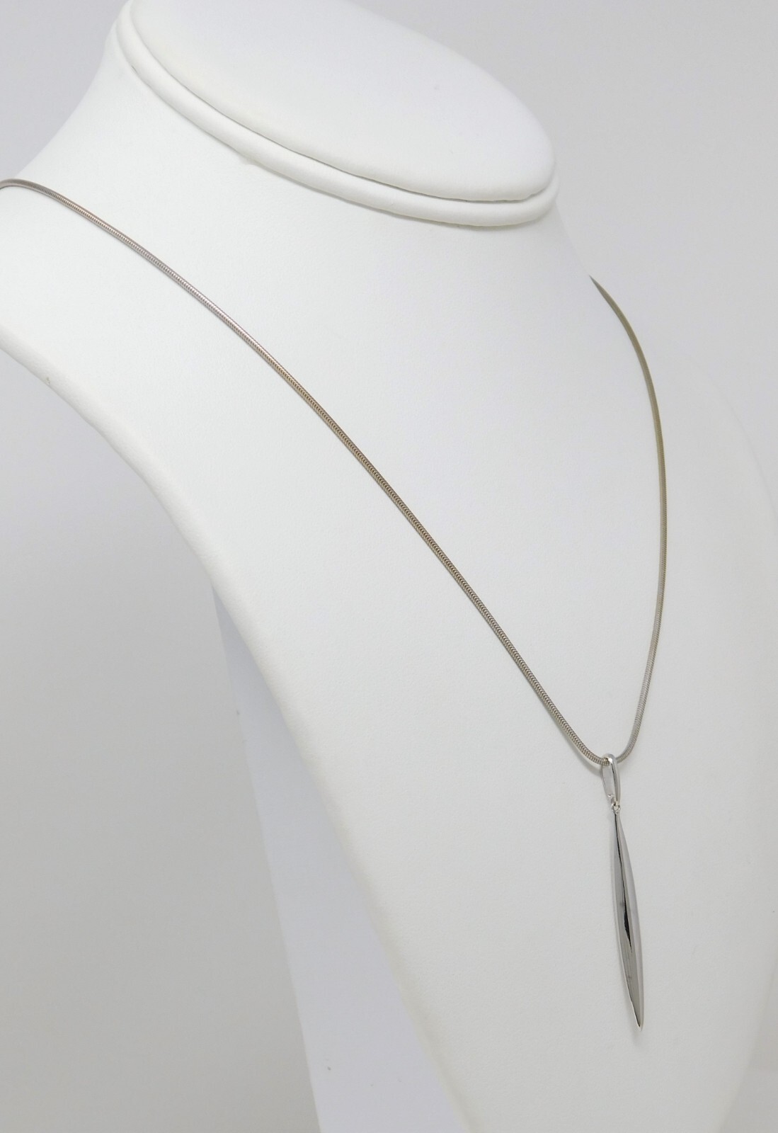 Tiffany & Co. 18 kt White Gold Feather Pendant Snake Chain Necklace 20.25″ B4454