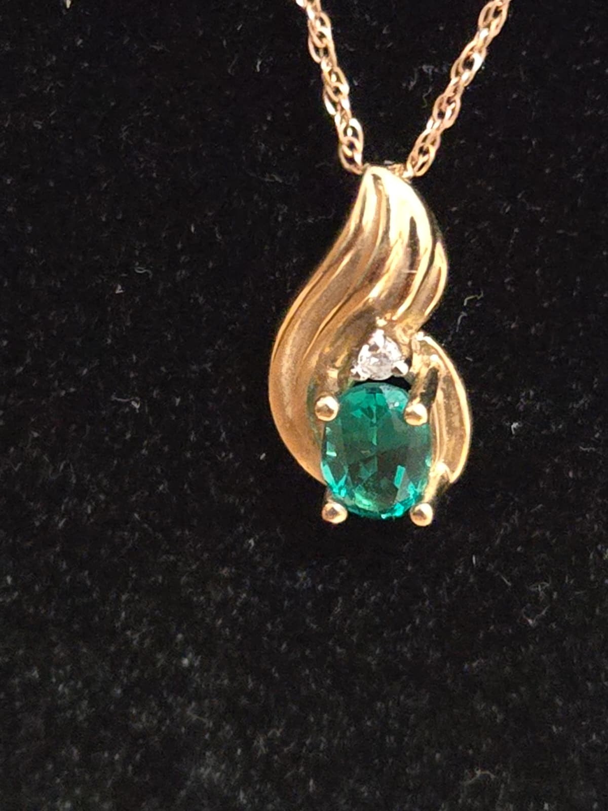 Yellow Gold 10k Necklace & 10k Pendant with emerald and little diamond, 1.36g
