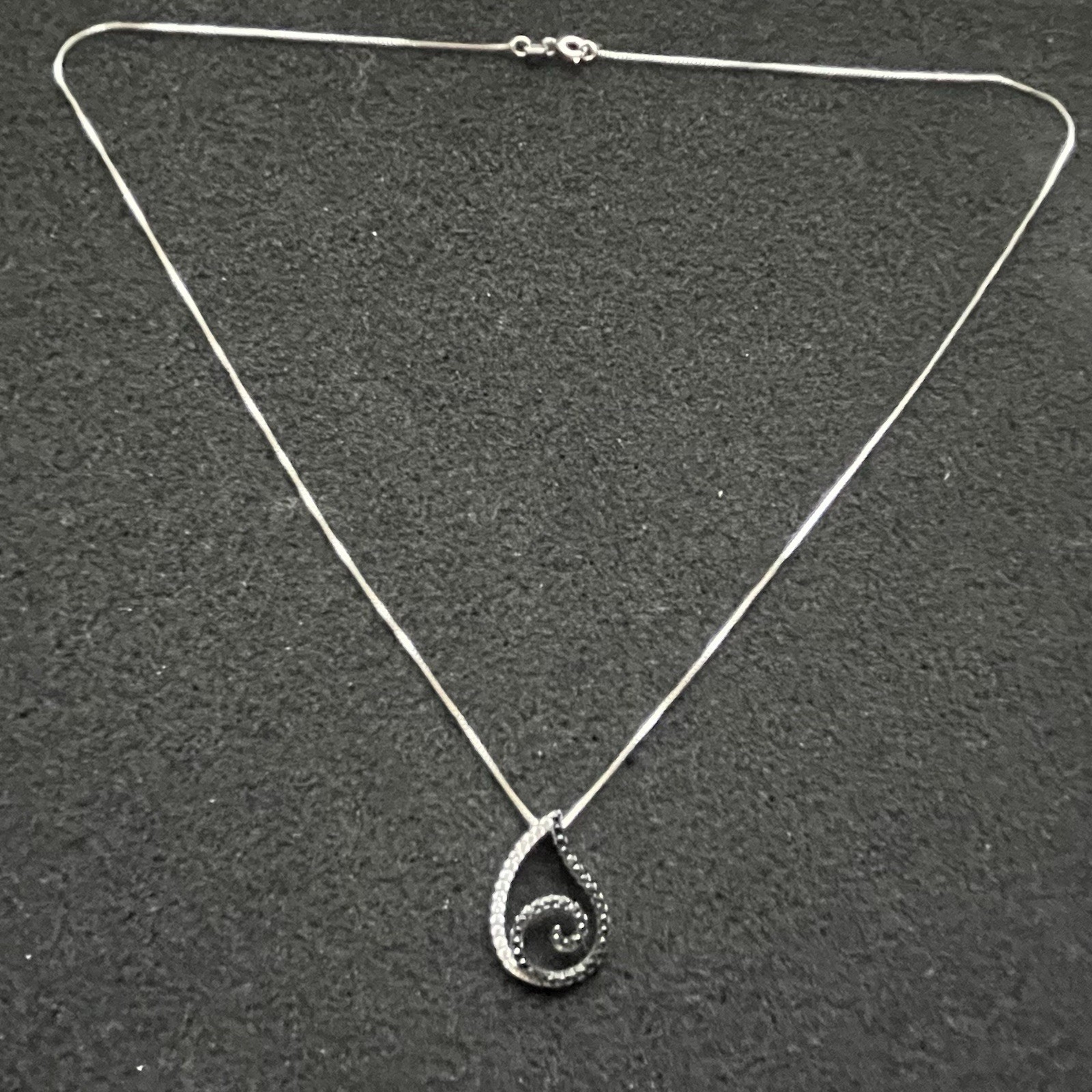 925 Sterling Silver Black And White Stone Wave Design Pendant Necklace 18” Long