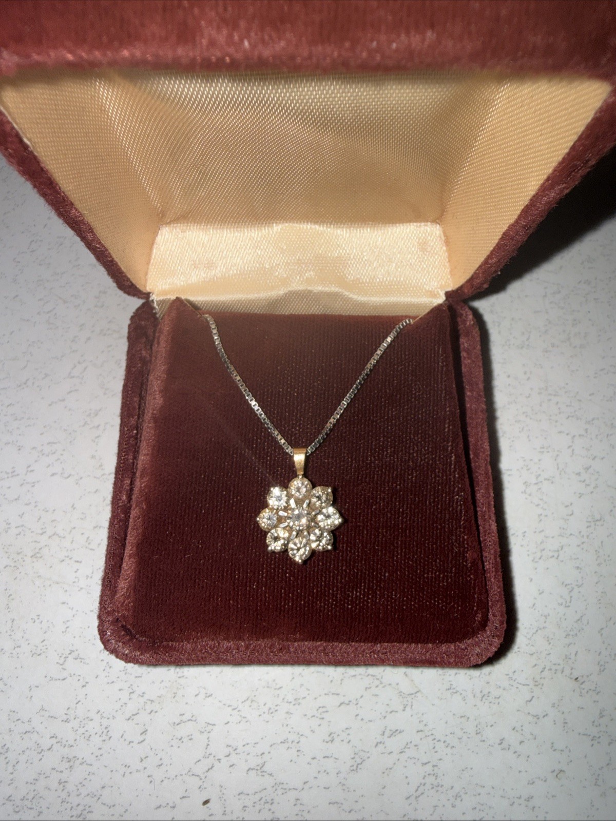 1 Carot 14K Yellow Gold 8-Diamond Flower Cluster Pendant Necklace