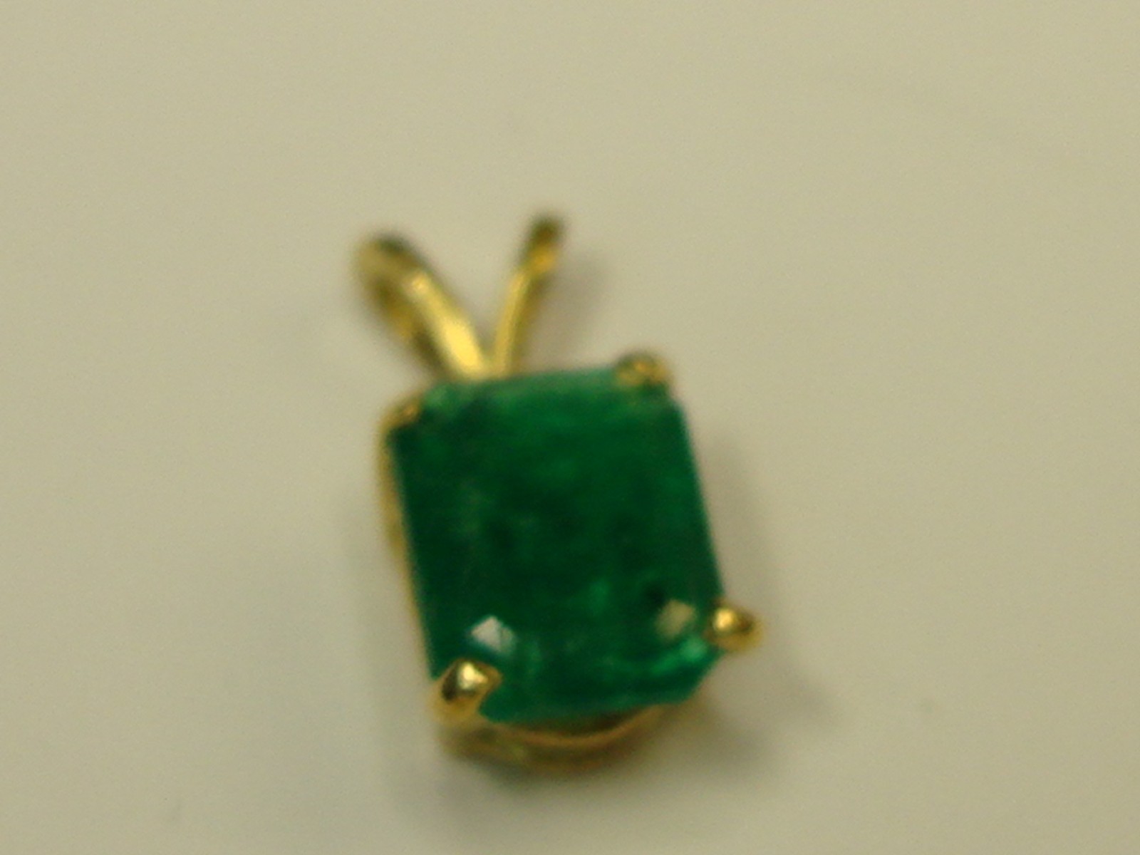 14K SOLID GOLD APPROX. 1 1/2 CTW NATURAL EMERALD PENDANT! RARE FIND!