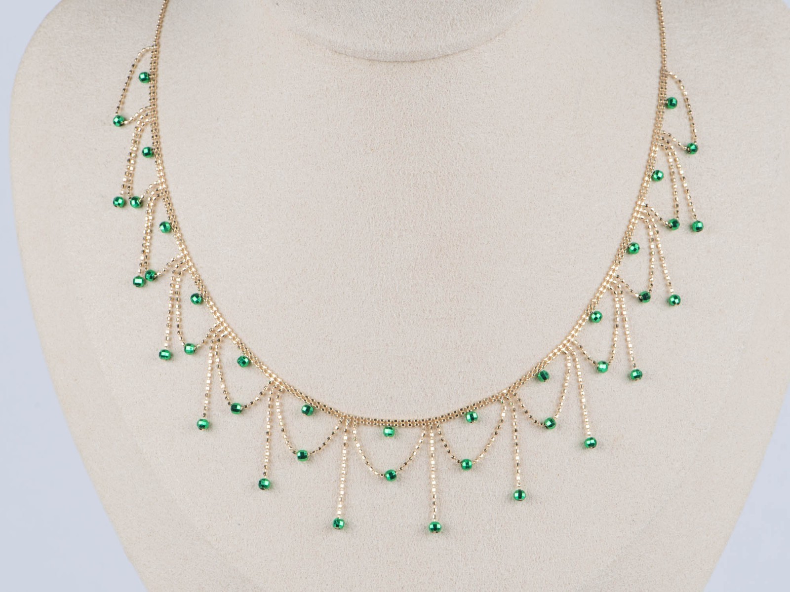 18K Gold Bright Green Bead Lace Necklace 5.44g R4637
