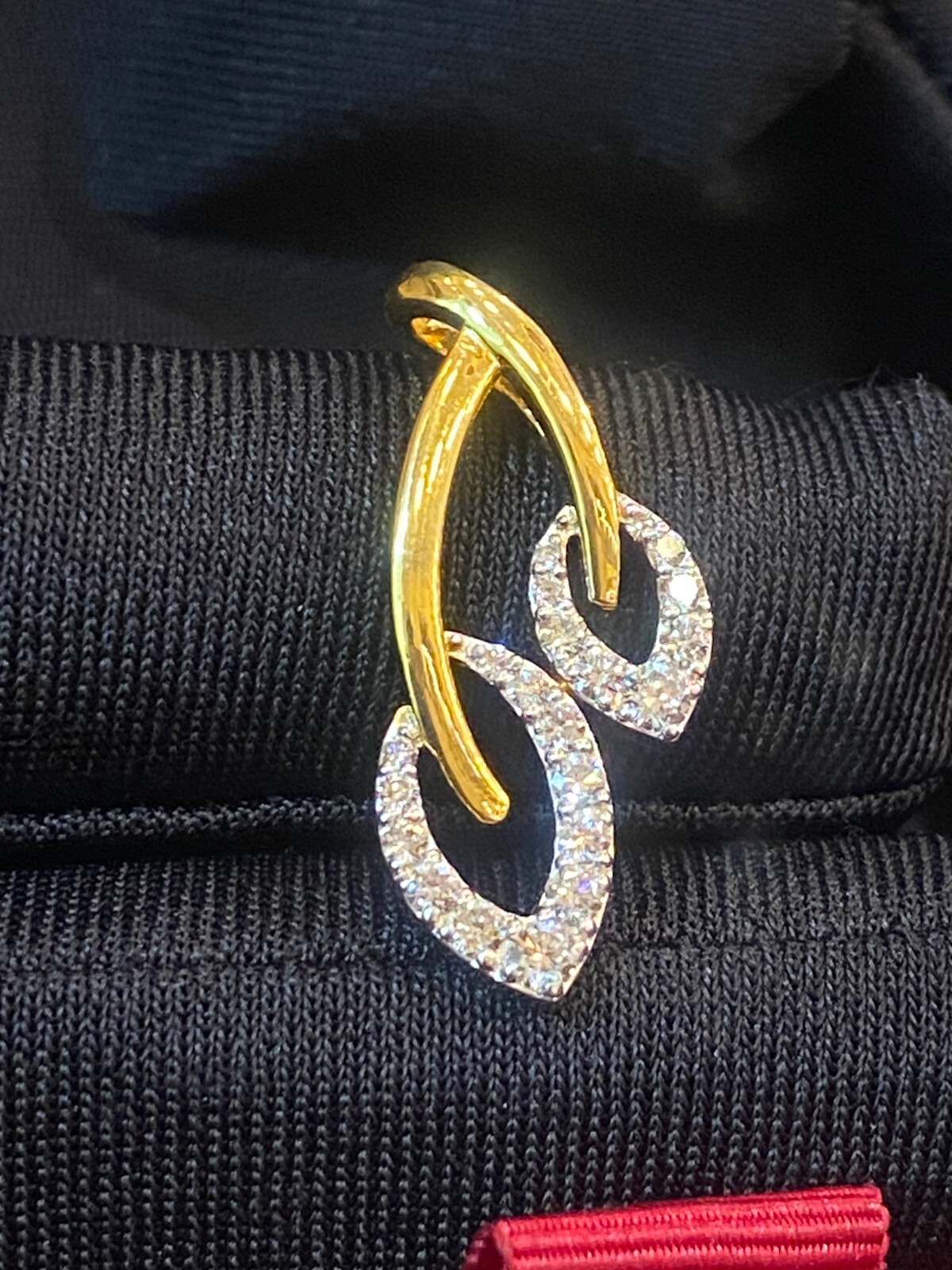 0.69 Carats Round Brilliant Cut Natural Diamonds Petals Pendant In 750 18K Gold