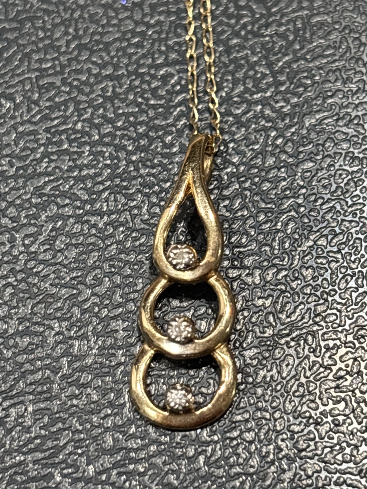 Vtg 14k Yellow Gold Trilogy Tear Drop w/ Diamonds Necklace 2 grams 8 1/2″ chain