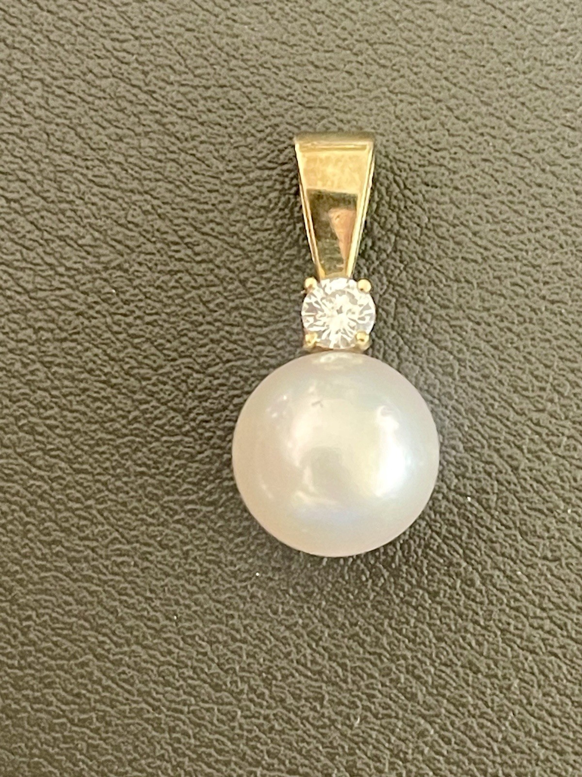 14KT Yellow Gold 10.55mm Pearl & 0.20CT Diamond Pendant (K152)