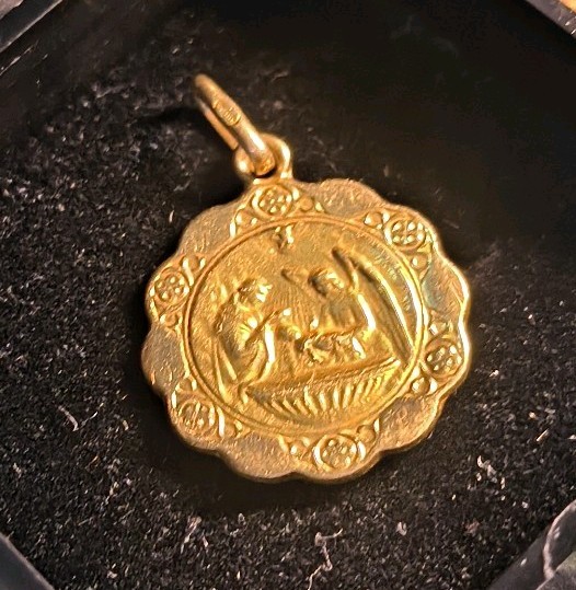 18ct 18K Yellow Gold Baptism Round Medallion Pendant 17mm 1.40 Grams. pre-owned