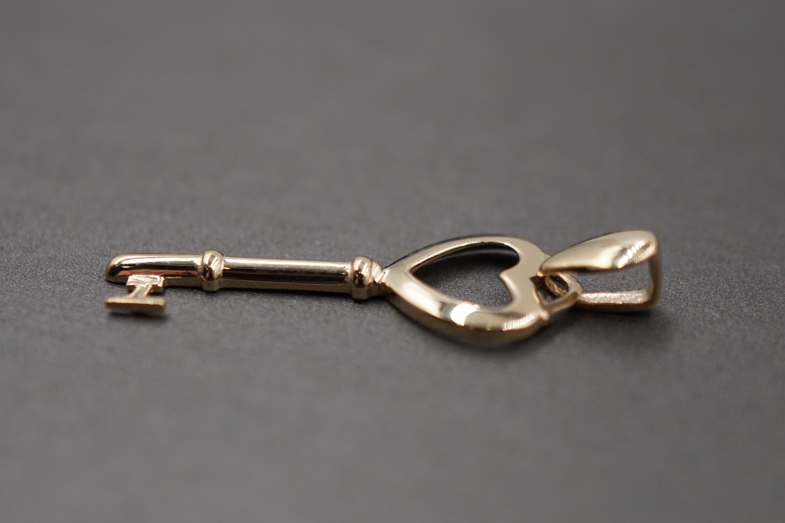 14K Solid Yellow Gold 1.1″ Fancy High Polish Light Heart Key Charm Pendant.
