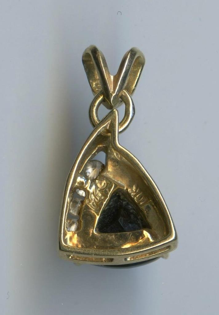 10K 1.32 Gram Solid Yellow Gold 6mm Trillion Black Onyx Leaf Petal Pendant ut
