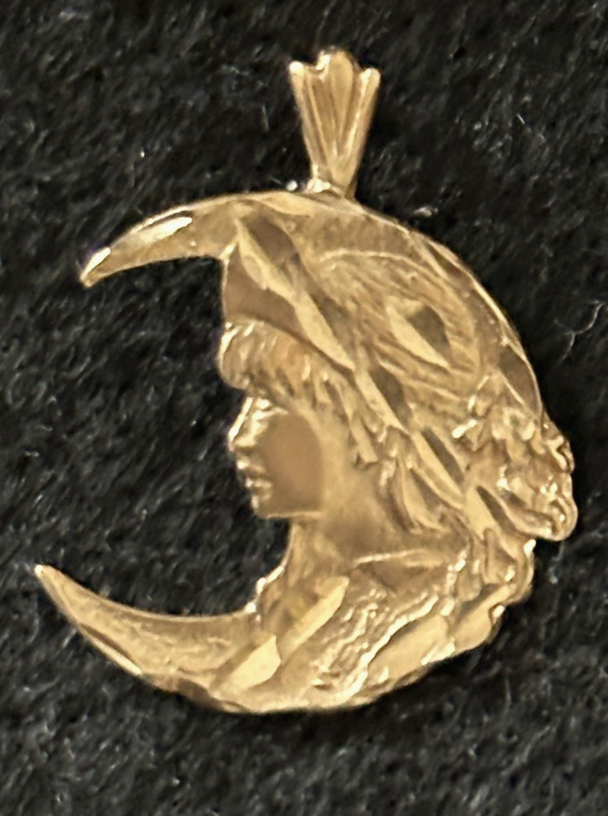 14k Yellow Gold Face in Crescent Moon Pendant Charm 2 Grams