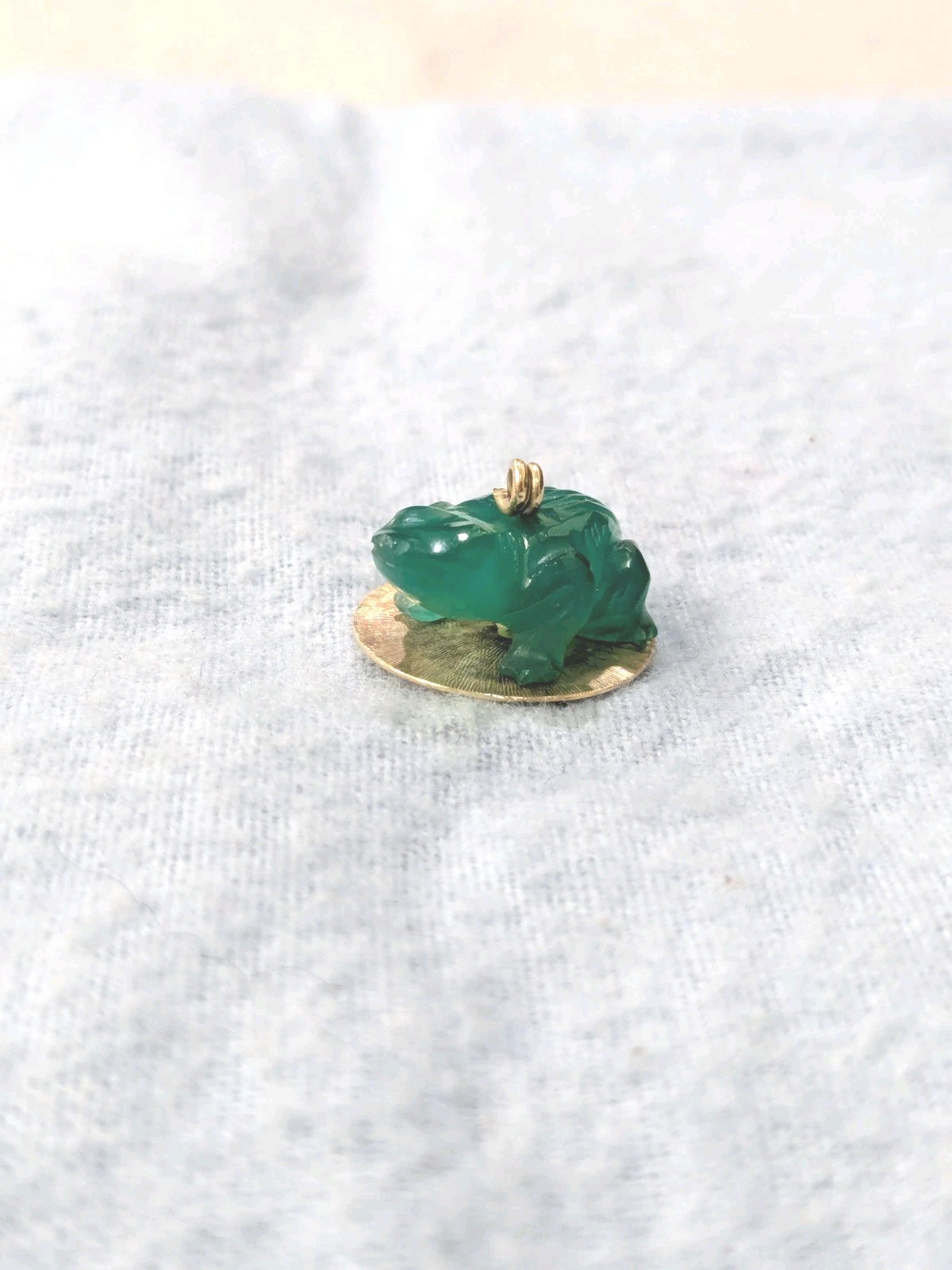 Vtg. 14K Carved Green Chrysoprase Frog Charm 17.5mm Dia, 11.2mm , 3.4 grams