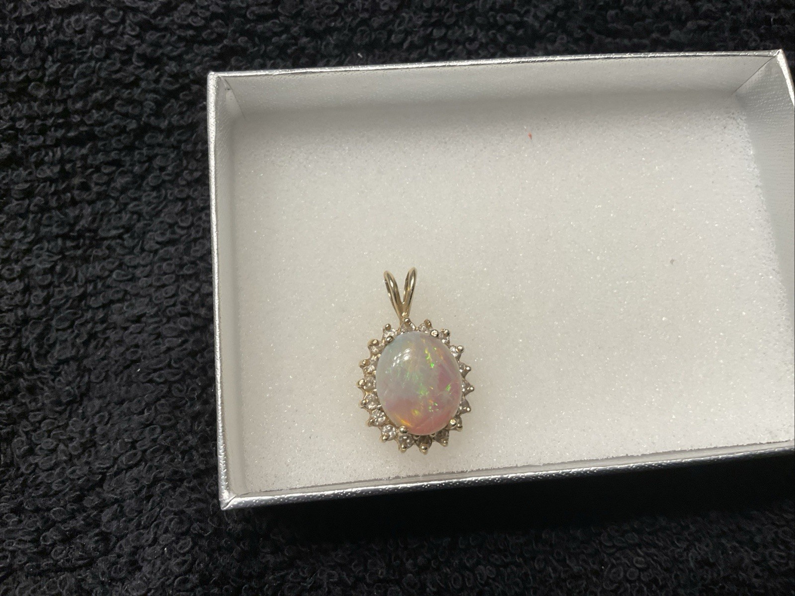 Beautiful 4.20 Opal pendant with Clear Diamonds