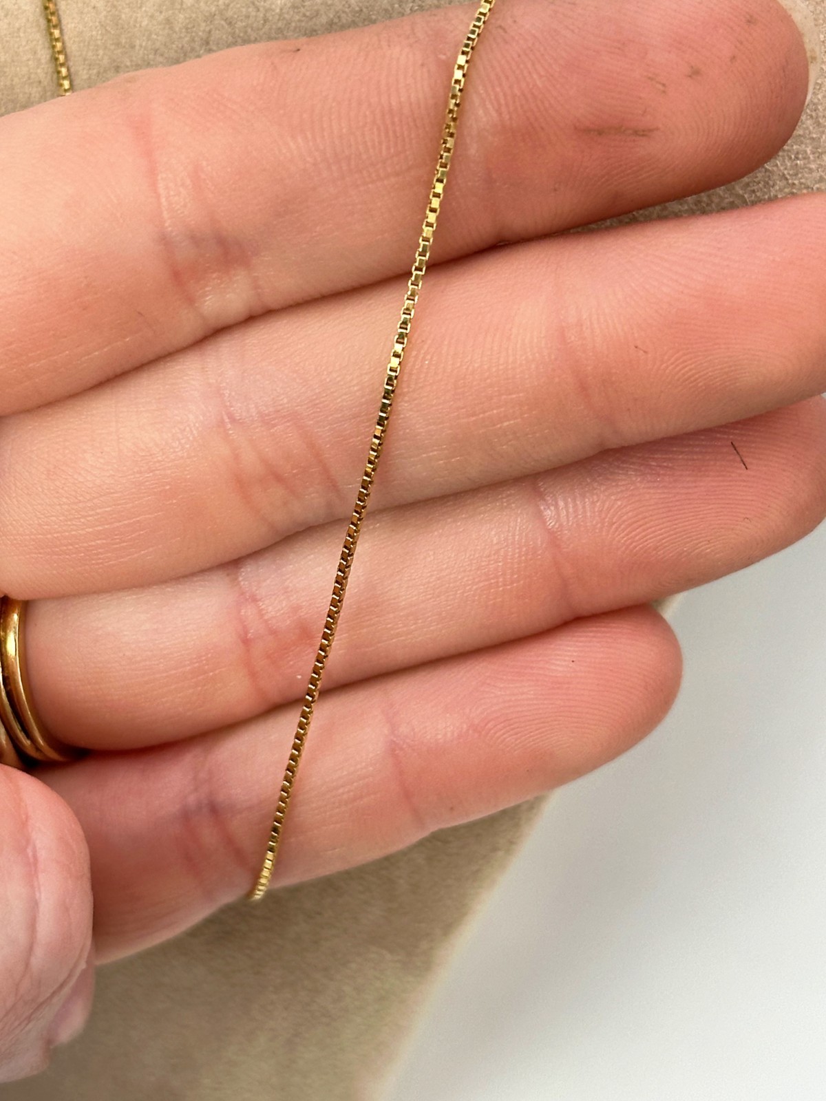 18ct Yellow Gold Box Chain – 19″, 0.9mm, 2.3g, Very Good Condition