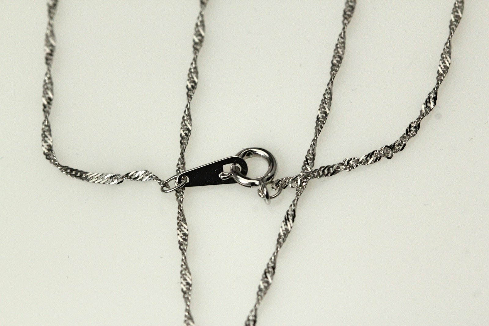 10K White Gold Diamond Solitaire 0.17 CTTW on a 18″ Twisted Chain 1.6 G(NEC4993)