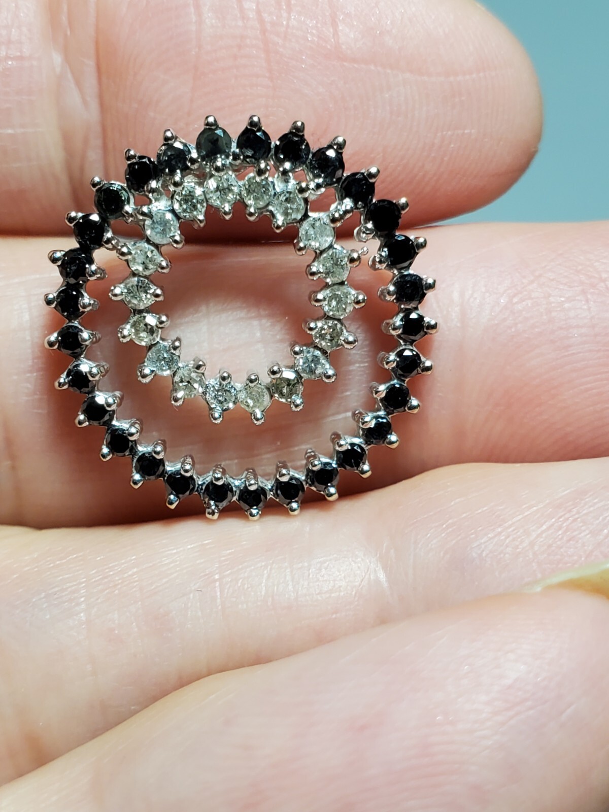 APPROX 0.50 CT ONYX & 1.00 CT DIAMOND 10KT SOLID WHITE GOLD CIRCLE PENDANT