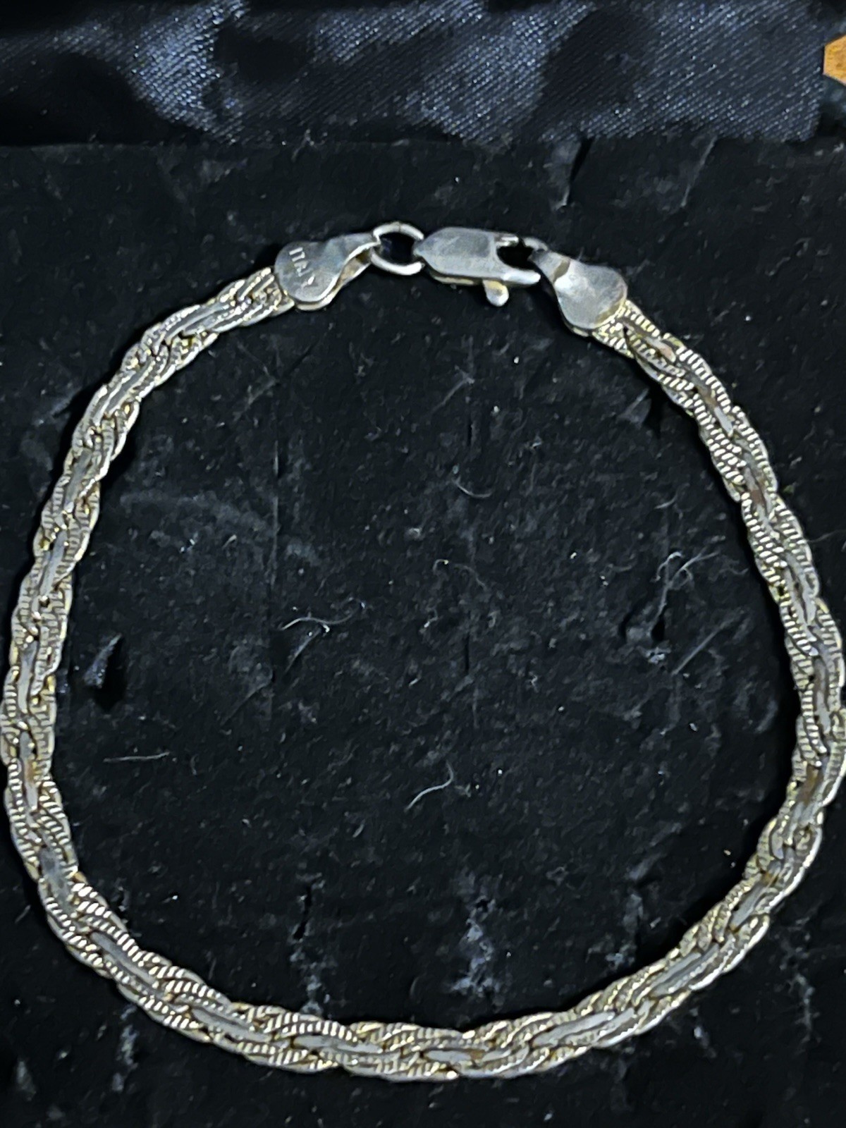 14 KT Yellow & White Gold Byzantine Style Chain 8in Bracelet. Weighs 5.103 Grams