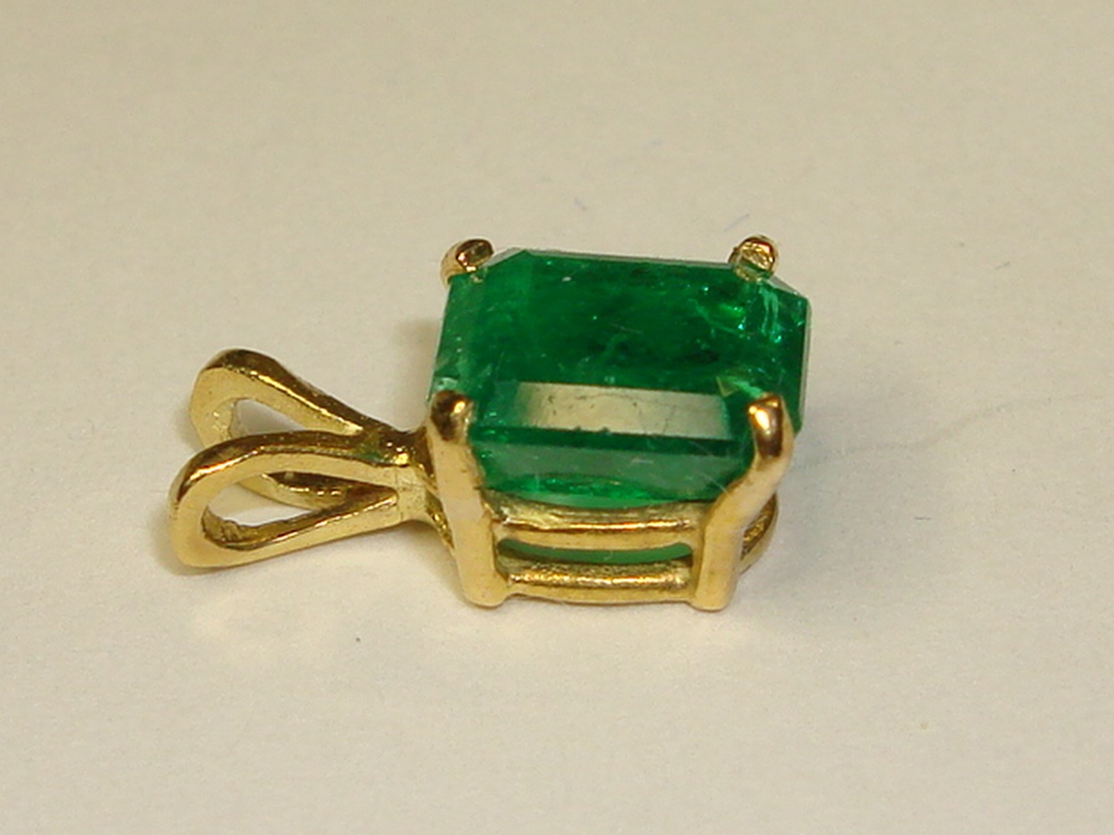 14K SOLID GOLD APPROX. 1 1/2 CTW NATURAL EMERALD PENDANT! RARE FIND!