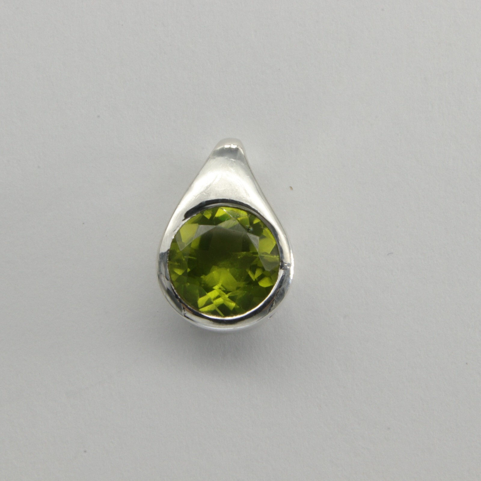 Genuine and Natural, Green Round PERIDOT Pendant – 925 STERLING SILVER #85e