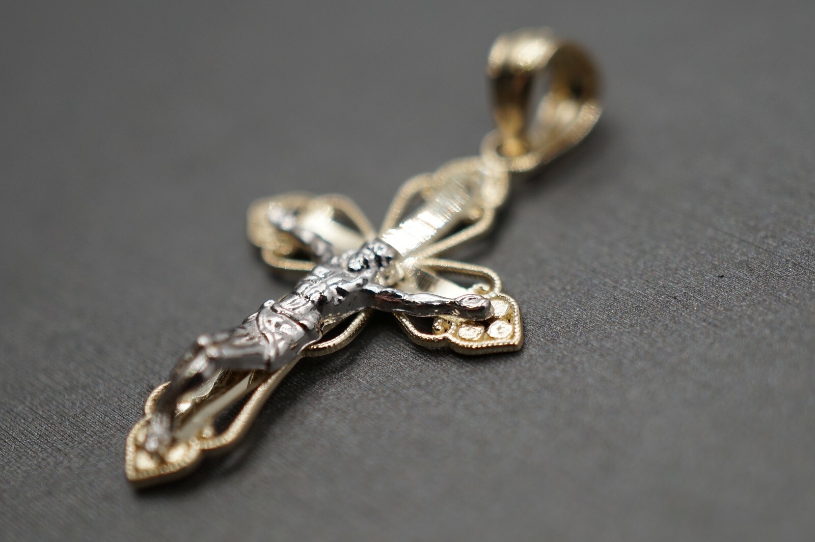 10K Solid Yellow Gold 1.05″ Diamond Cut Two Tone Crucifix Cross Charm Pendant.