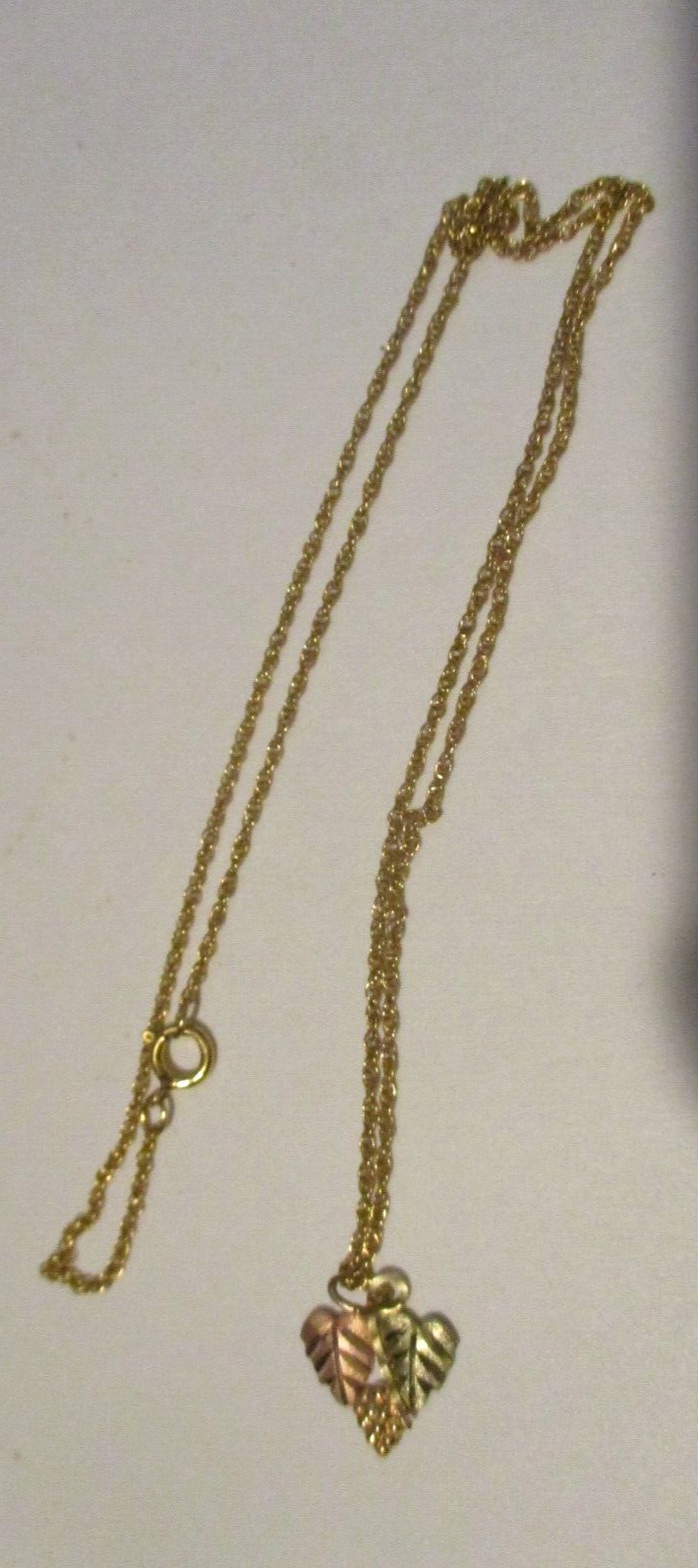 14K GOLD-FILLED 18 INCH TINY CHAIN-LINK NECKLACE WITH 2 LEAF PENDANT – VERY NICE