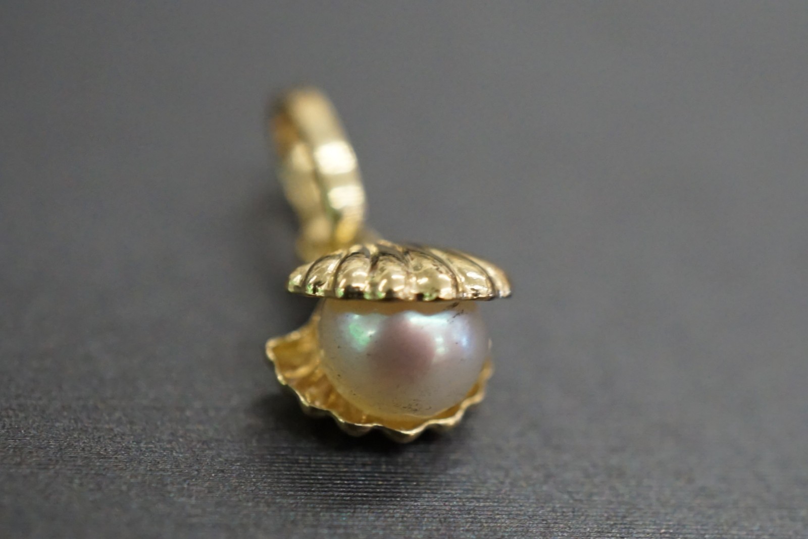 14K Solid Yellow Gold 3D Tiny Shell With 5MM Pearl 0.5″ Charm Pendant.