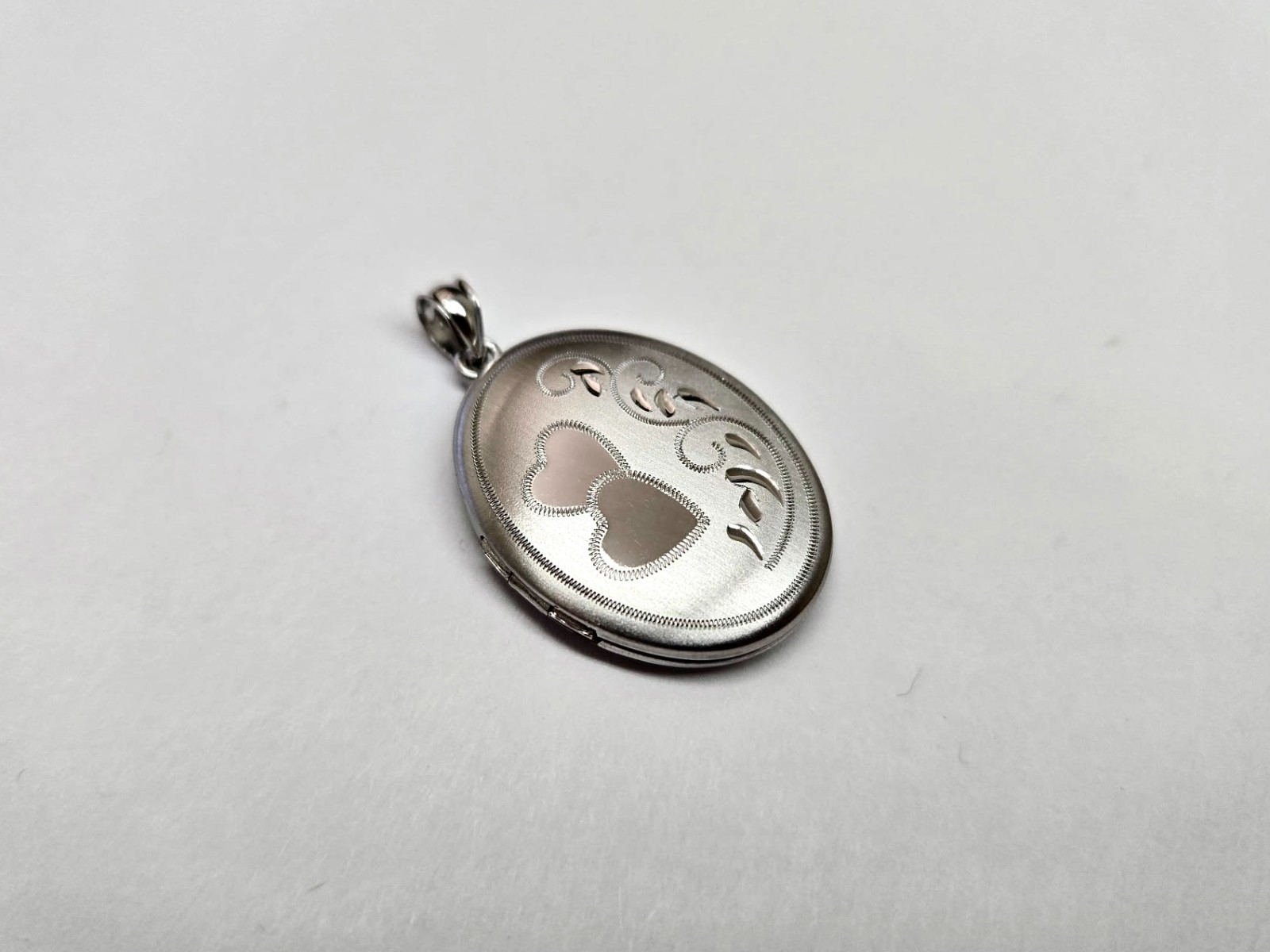 925 Sterling Silver Hearts & Scroll Oval Locket Pendant 1 1/32 Inch (26mm) Tall