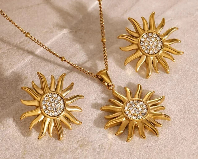 1.30Ct Round Lab Created Diamond Round Flower Pendant Set 14K Yellow Gold Plated