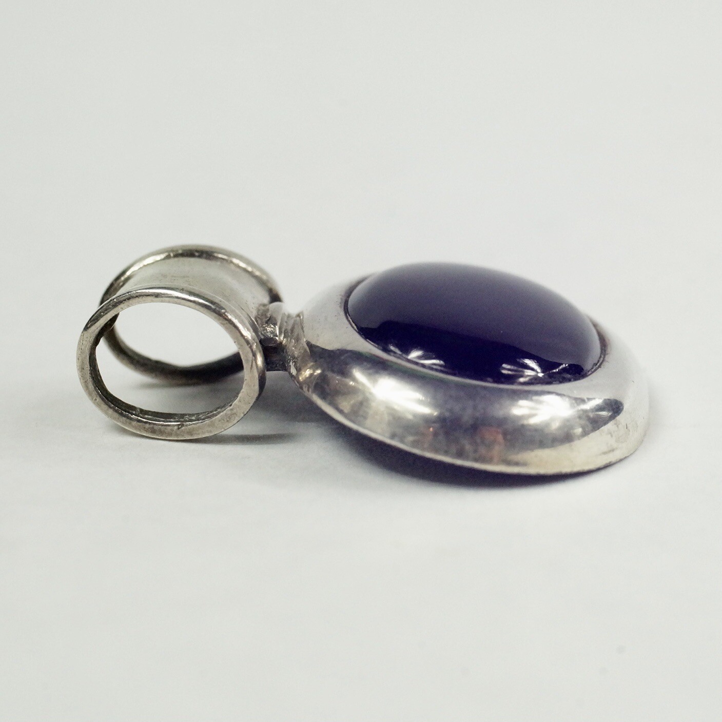 sterling silver black resin or plastic cabochon oval pendant Thailand