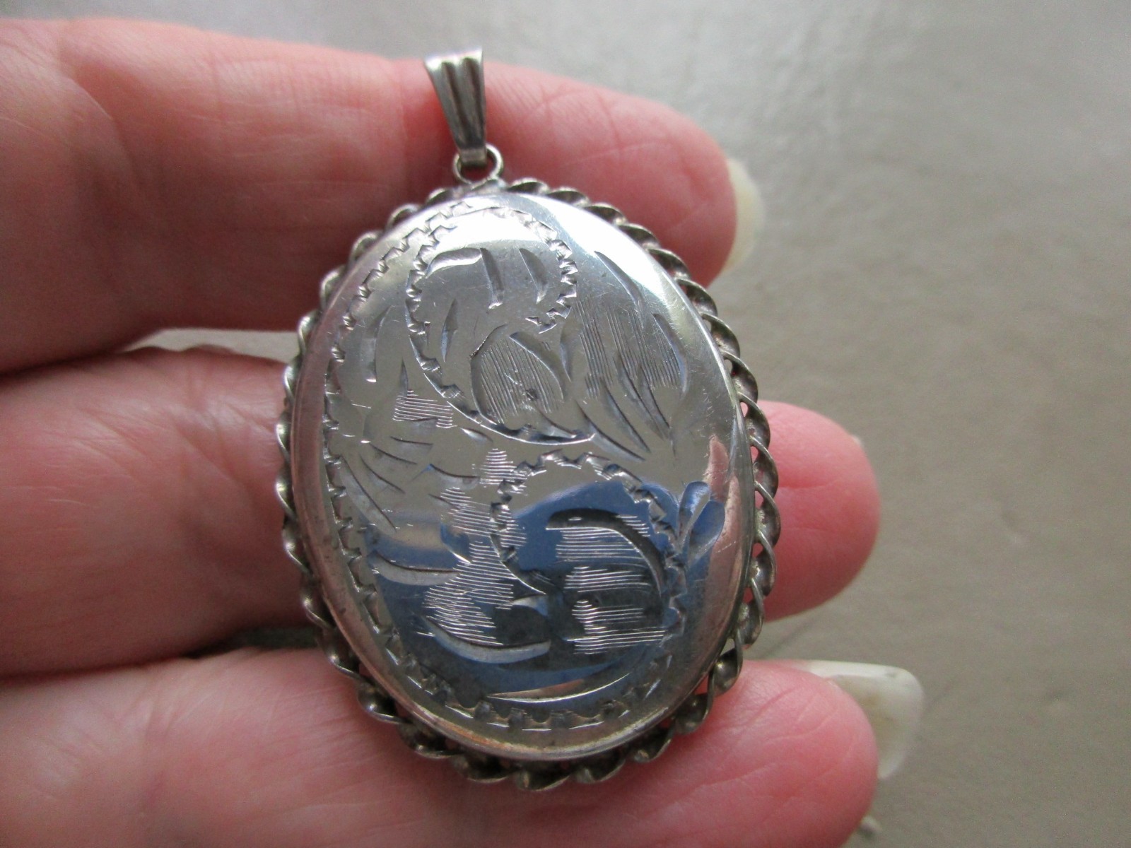 ANTIQUE VINTAGE LARGE UK STERLING SILVER PHOTO KEEPSAKE LOCKET FOB CHARM PENDANT