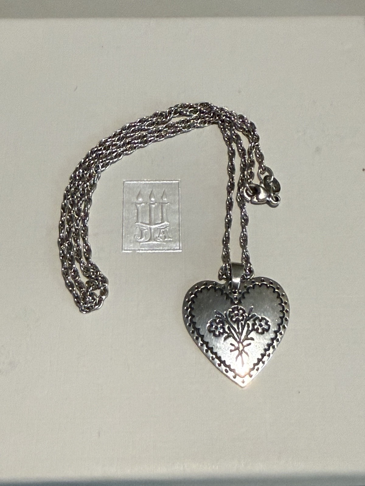 James Avery Retired Large Embroidery Heart Flowers Pendant 18″ Necklace w/JA box