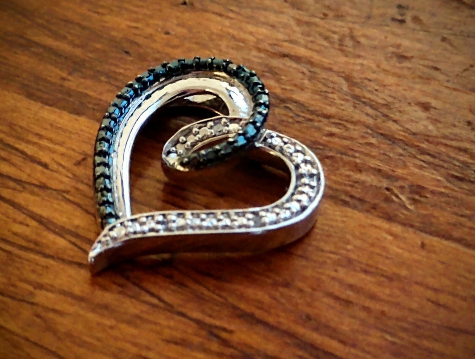 JWBR – Kay J Modern & Elegant Heart with Black & White Stones ~